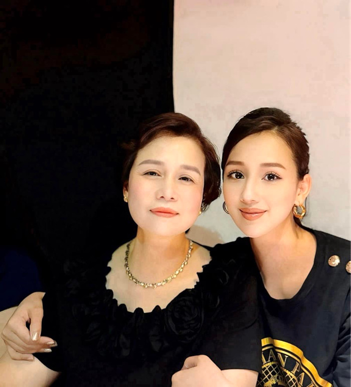 Lã Thanh Huyền khoe nhan sắc bên mẹ.