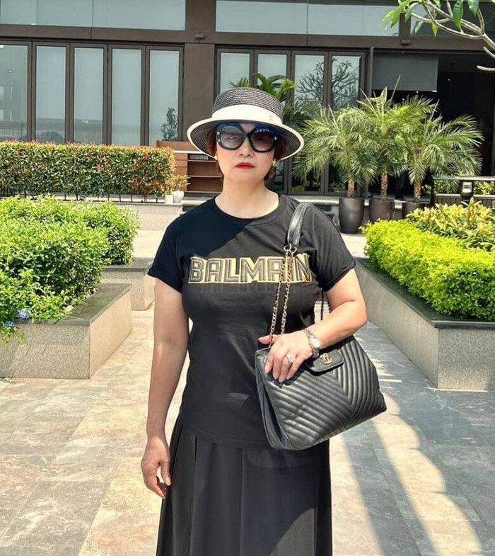 Nữ diễn viên từng khoe cảnh mẹ ruột 'lên đồ' đi mua đất.