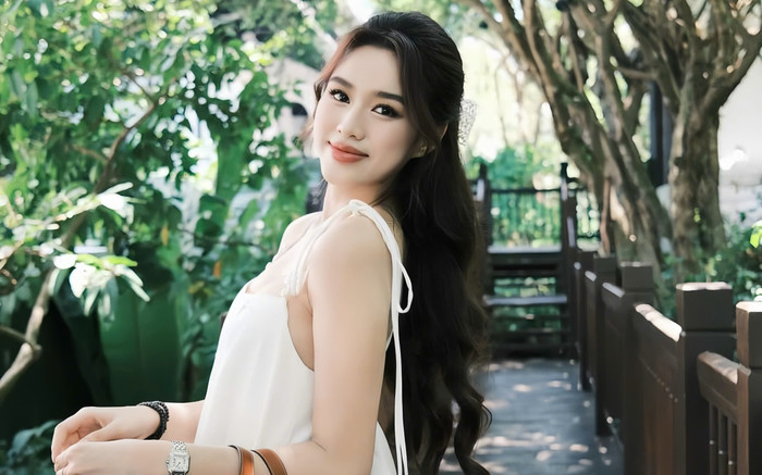 Đỗ Thị Hà bất ngờ diện đầm thùng thình che vòng hai Ảnh 2