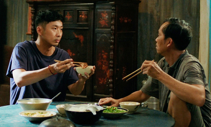 Nam diễn viên và Tuấn Trần lần đầu làm cha - con màn ảnh.