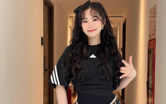 Lương Bích Hữu lộ rõ eo thon mỗi khi mặc đồ tôn dáng. Ảnh: FBNV