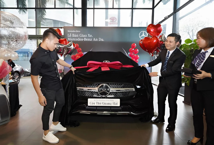 Tiền vệ Quang Hải sở hữu xe Mercedes có giá 2,4 tỷ đồng.