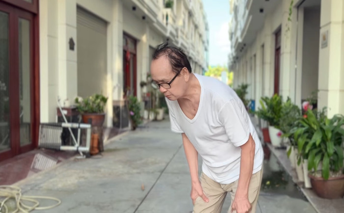 NSND Thanh Điền tập đi khi chân có dấu hiệu teo.