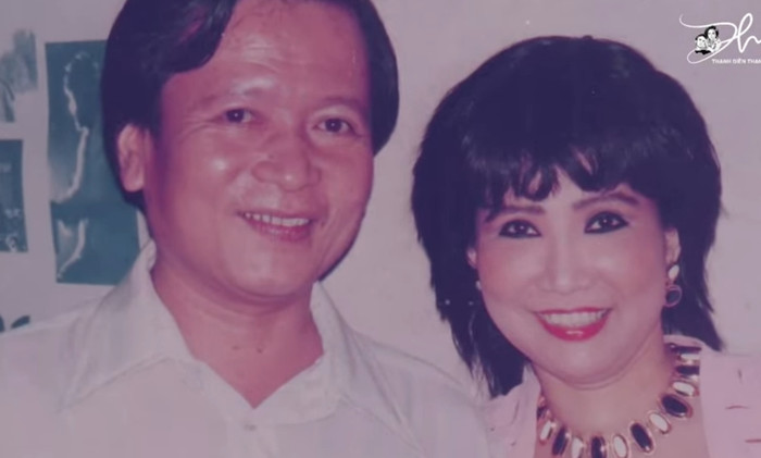 Ông chia sẻ hình ảnh vợ và tác giả Lê Duy Mạnh.