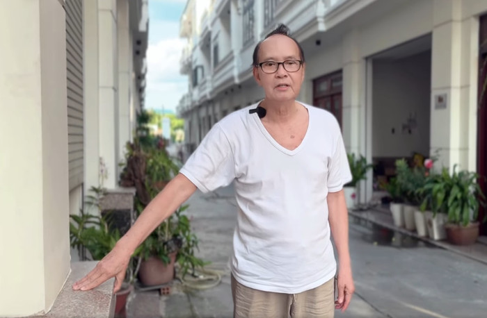 Cách đây vài ngày, ông đi không vững, ngồi cũng không vững.