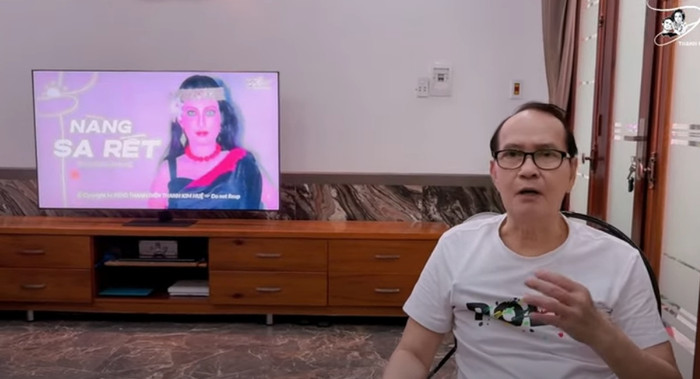 Nam nghệ sĩ ngồi nghe đài, nhớ vợ.