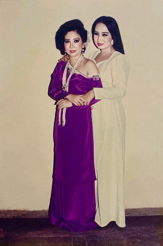 Hình ảnh nghệ sĩ Thanh Kim Huệ bên ca sĩ Hồng Vân làm NSND Thanh Điền xúc động.