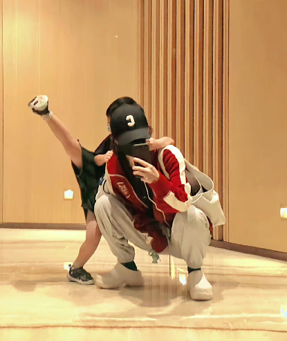 Triệu Lệ Dĩnh luôn dành thời gian cho con dù lịch trình bận rộn. 