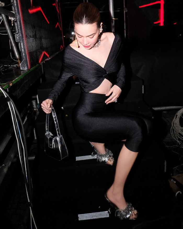 Hồ Ngọc Hà diện trang phục bó, khoe khéo hình thể như tượng tạc ở tuổi 39. Phần khoét hiểm hóc ở ngực, hông giúp Hồ Ngọc Hà tôn lên vòng một đẫy đà cùng vòng 2 nhỏ xíu, săn chắc. Để không tạo cảm giác nhàm chán, đơn điệu khi diện nguyên cây đen, giọng ca Cô đơn trên sofa còn kết hợp với những món phụ kiện đính đá lấp lánh như vòng cổ, dép cao gót và túi xách bạc ánh kim.