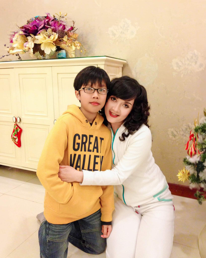 Long Vũ từng theo mẹ đi lưu diễn khắp nơi.