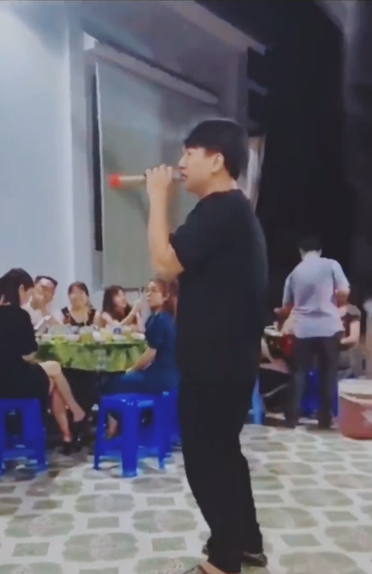 Hoài Lâm đi dép bệt, hát đám tiệc phục vụ bà con ở quê Ảnh 2