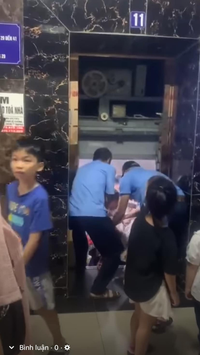 Người dân giúp đỡ đưa cư dân ra ngoài (Ảnh cắt từ video)