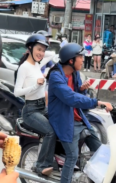 Khán giả bắt gặp hậu trường cảnh Chải (Long Vũ) và Như (Yên Đan) tình tứ đi chung xe. 