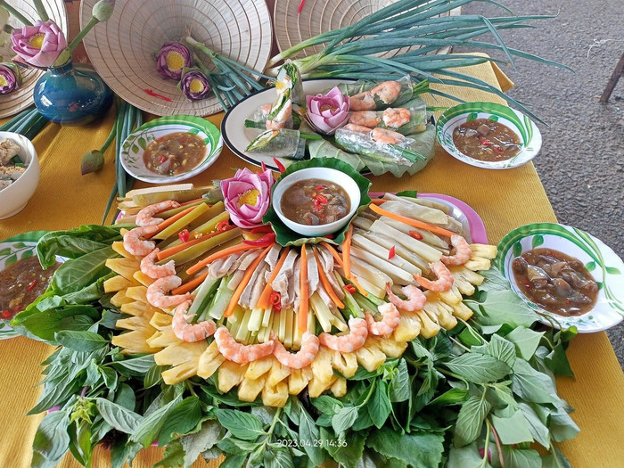 Khoai lang chấm mắm sống ngày nay có nhiều cách ăn nhưng vẫn giữ được vị thơm ngon, bùi bùi của khoai và mặn mà của mắm cá