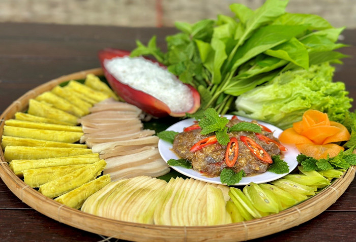 Khoai lang ăn kèm cùng với đa dạng các loại mắm đều được