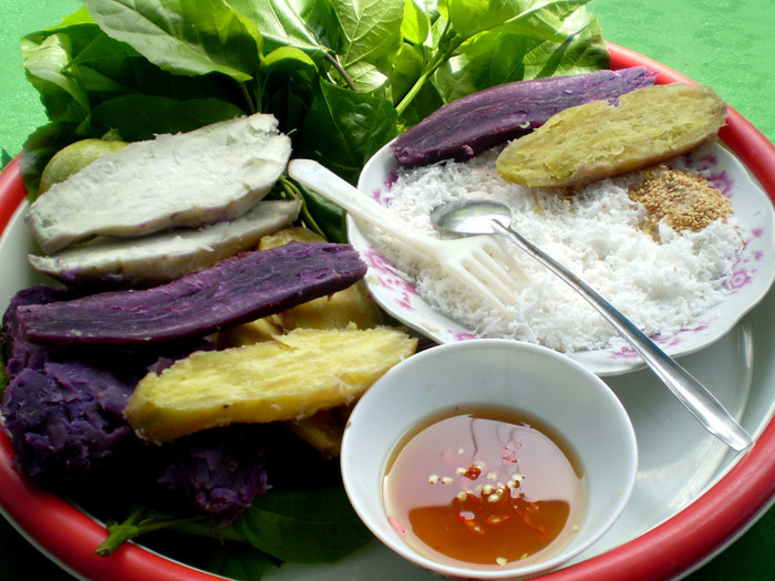 Người Vĩnh Long còn mách bạn ăn khoai lang chấm mắm sống cuốn với lá cách cho chuẩn bị