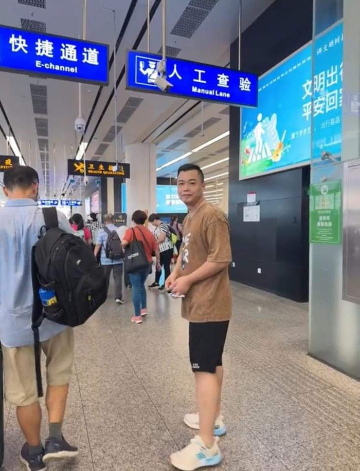 Hình ảnh Tôn Bằng đang ở sân bay, được cho lên đường về Việt Nam (Ảnh cắt từ video)