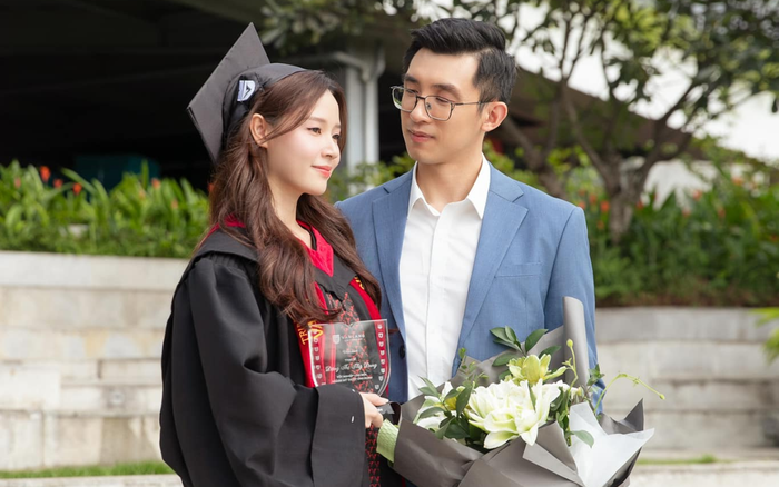 Minh Đạt ngắm nhìn Midu không rời. Ảnh: FBNV