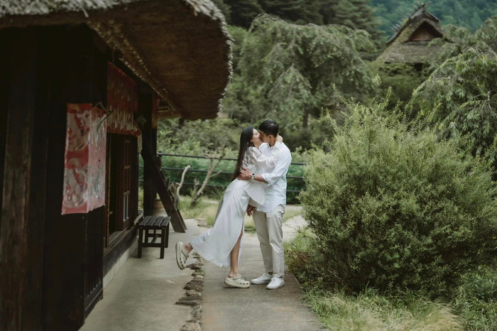 Vợ chồng Midu 'khoá môi' đầy ngọt ngào hậu đám cưới. Ảnh: FBNV