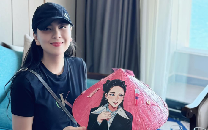 MC Mai Ngọc vui vẻ khi nhận được quà trong chuyến đi du lịch. Ảnh: FBNV