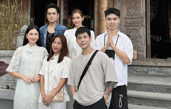 MC Mai Ngọc mặc áo dài đứng ở hàng dưới bìa trái ảnh) nở nụ cười bên cạnh những người bạn thân thiết. Ảnh: Instagram maingoc