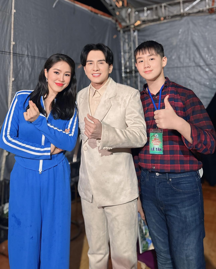 Lê Phương và con trai Thiên Quân bày tỏ niềm vui khi được chụp cùng 'idol' Đan Trường. 