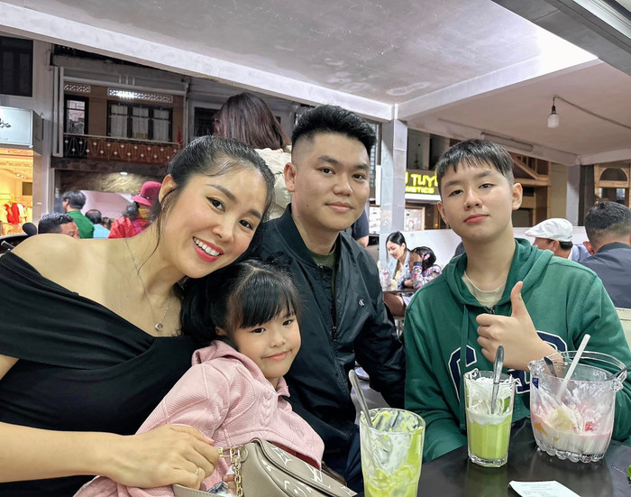 Tổ ấm hạnh phúc của Lê Phương bên cạnh ông xã Trung Kiên cùng 2 con. 
