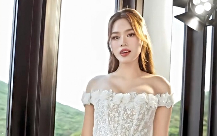 Đỗ Thị Hà diện váy xẻ cao tận hông dù bị thương ở đôi chân 1m11 Ảnh 2