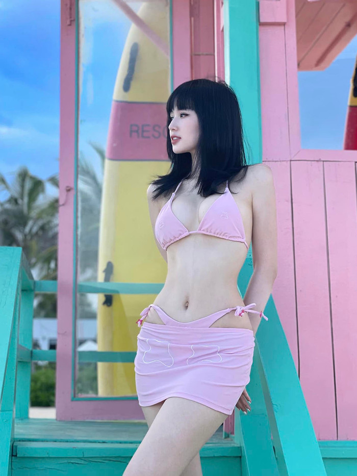 Tâm Tít cũng đặc biệt yêu thích xu hướng váy bikini, thế nên cô nàng luôn tậu về rất nhiều kiểu váy này, nhưng chỉ khác biệt về màu sắc và họa tiết. Cũng nhớ thế mà mỹ nhân 8X cũng dễ dàng khoe được đường cong nóng bỏng mỗi khi có cơ hội.