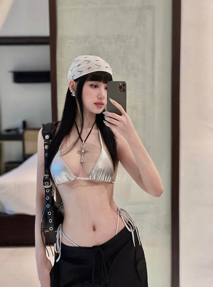 'Mẹ 2 con' từng khiến bao chàng xao xuyến với khoảnh khắc diện bikini ánh bạc nhỏ xíu, nó giúp khoe được vòng một đầy đặn cùng vòng eo nhỏ nhắn.