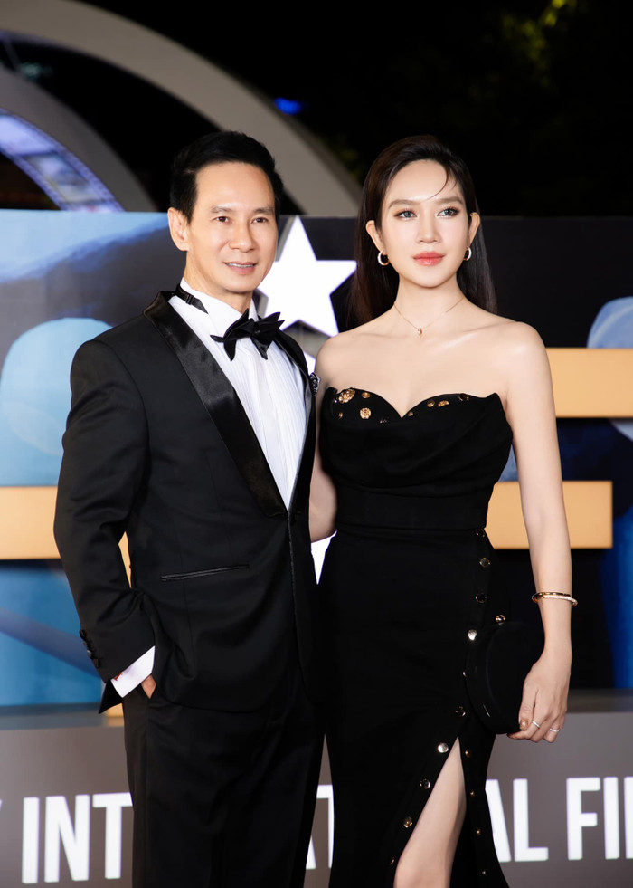 Vợ Lý Hải sinh 4 con vẫn trẻ đẹp như gái đôi mươi. Ảnh FBNV