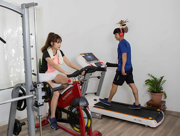 Minh Hà luôn dành thời gian để tập luyện thể dục thể thao cùng chồng. 