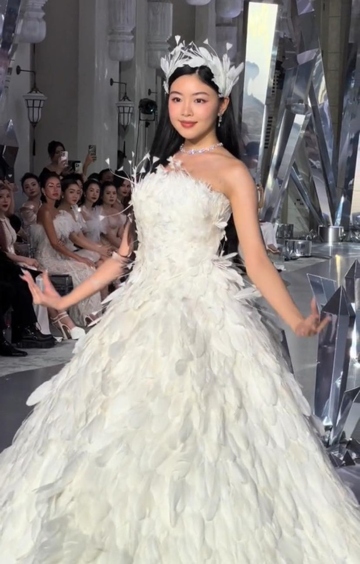 Lọ Lem - con gái lớn Quyền Linh tỏa sáng trên sàn catwalk