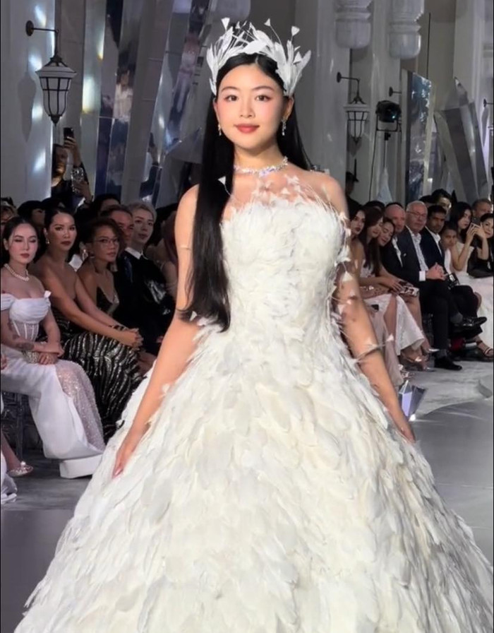 Khoảng khắc Lọ Lem đọ sắc cùng dàn Hoa - Á hậu đình đám Vbiz