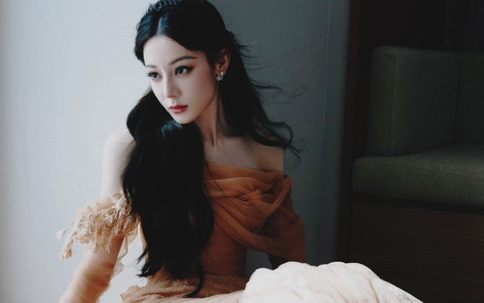 Rộ nghi vấn Địch Lệ Nhiệt Ba đã kết hôn, danh tính “nửa kia” gây chú ý Ảnh 2