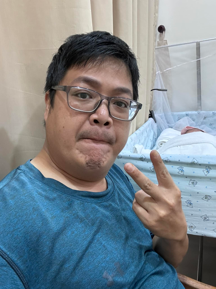 Diễn viên Vũ Long chia sẻ khoảnh khắc bên thành viên mới của gia đình.