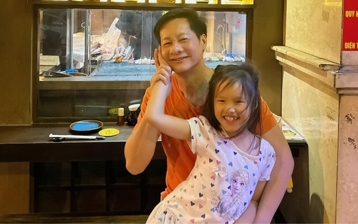 Chồng Phan Như Thảo vui vẻ bên cạnh con gái. Ảnh: FBNV