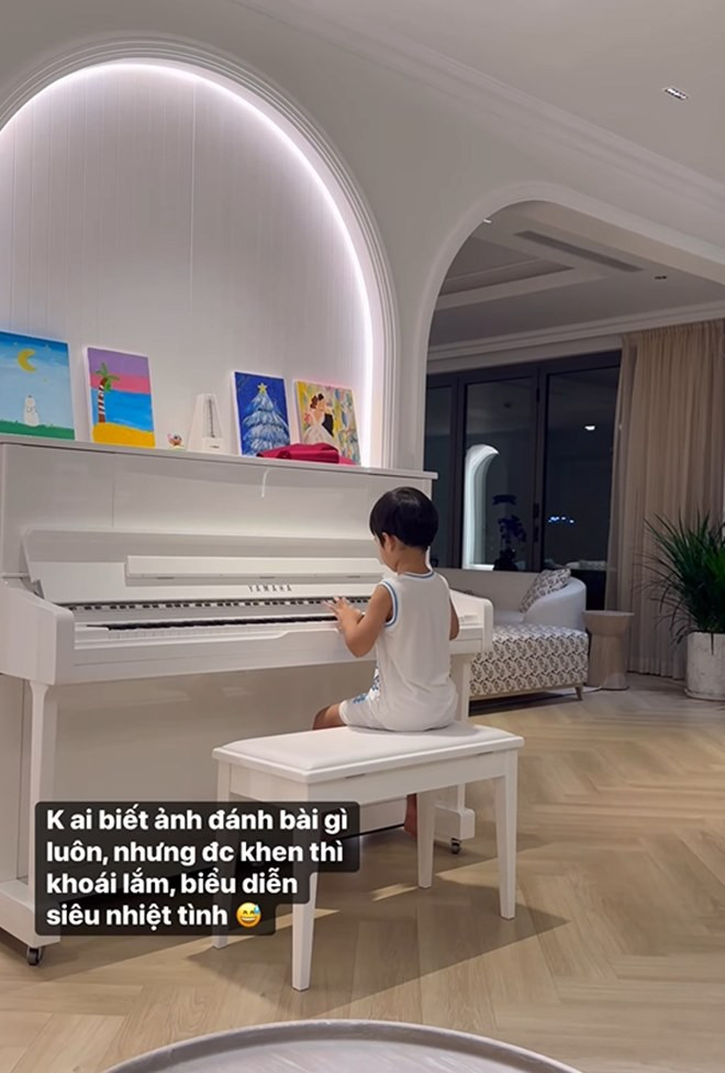 Không gian sang trọng được nàng hậu hé lộ qua hình ảnh con trai.