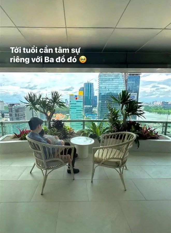 Tổng giám đốc Trung Tín và con trai tình cảm bên nhau trong không gian sân thượng.