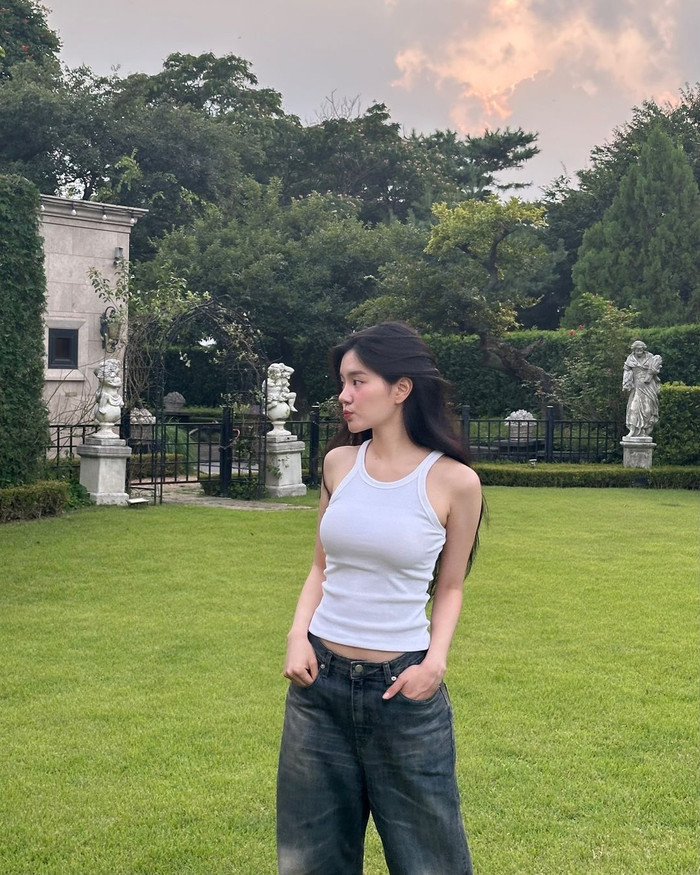 Trong những lần xuống phố, nữ idol Kpop tại Đảo Thiên Đường ưa chuộng diện quần jean thùng thình.