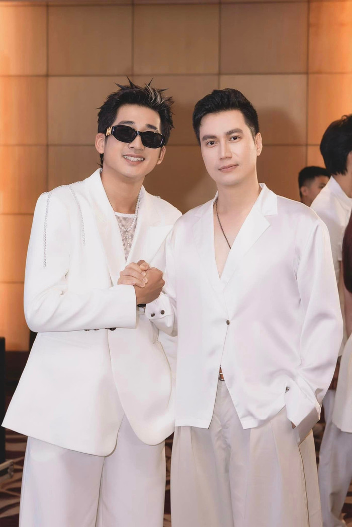 Kiên Trần (trái) lần thứ 2 đóng phim cùng Việt Anh trong Những Nẻo Đường Gần Xa.