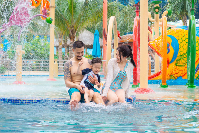 Gia đình Duy Hưng - Huyền Nguyễn dành thời gian để đưa con trai đi du lịch. 