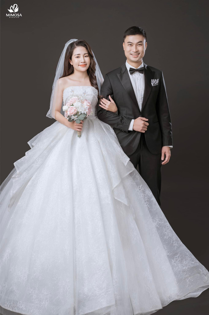 Bà xã Duy Hưng là Huyền Nguyễn, nhỏ hơn anh 6 tuổi, từng là diễn viên. Sau khi kết hôn, cô lui về sau làm hậu phương hỗ trợ chồng. 