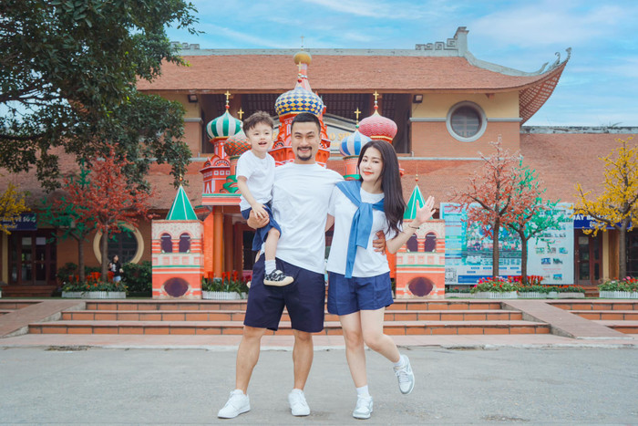 Tổ ấm của diễn viên Duy Hưng bên cạnh vợ Huyền Nguyễn và con trai. 