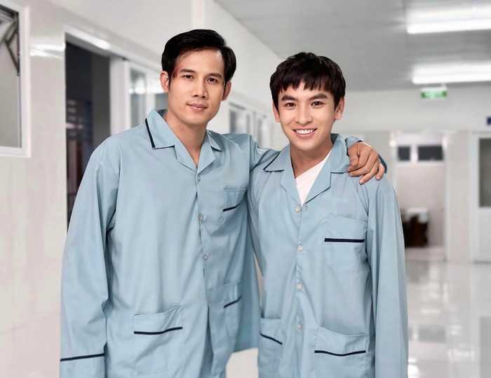 Diễn viên Thanh Thức mặc đồ bệnh viên, gương mặt có vết thương. Tuy nhiên, đây là một cảnh quay trong dự án truyền hình mà anh tham gia. 