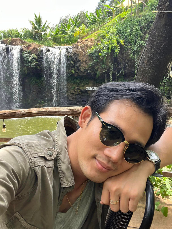 Ở tuổi 40, nam diễn viên vẫn tận hưởng cuộc sống độc thân và dành thời gian cho công việc.