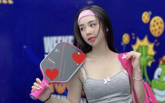 Quỳnh Kool dạo gần đây đang chăm chỉ chơi pickleball để duy trì thân hình thon thả. Ảnh: FBNV