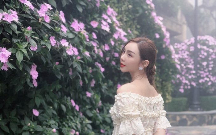 Quỳnh Kool khéo khoe bờ vai trần đầy quyến rũ và góc nghiêng không tỳ vết. Ảnh: FBNV