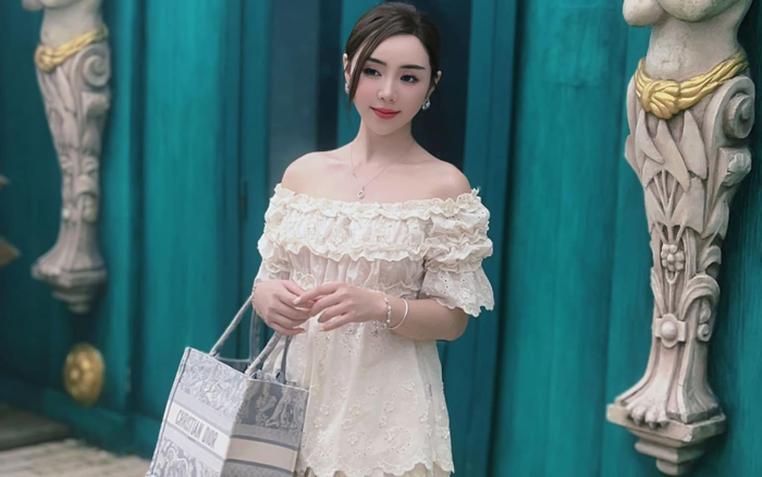 Quỳnh Kool xách túi hiệu xuống phố. Cô nàng được dân tình khen vì màn phối đồ đẹp mắt. Ảnh: FBNV