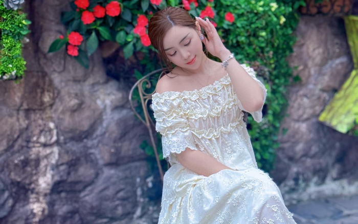 Quỳnh Kool thong dong tận hưởng chuyến đi chơi. Ảnh: FBNV